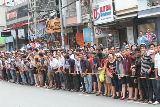 Bên đường gần chùa Ngọc Hoàng, người dân đứng đông nghẹt để đón chào ông