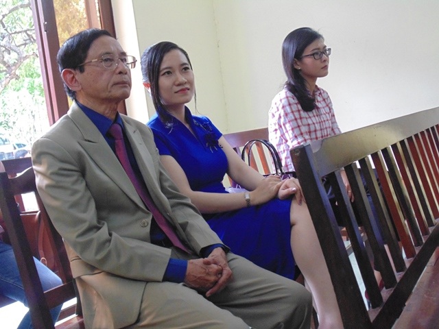 Đại gia Lê Ân chọn hàng ghế sau để tránh đụng mặt với con trai