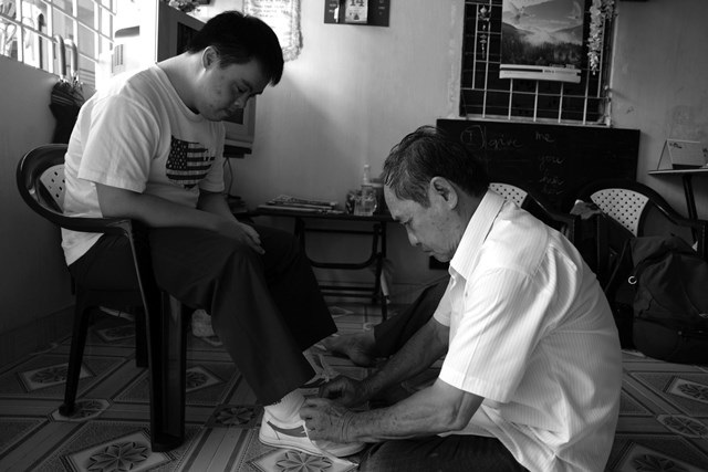 Người cha gần 30 năm đồng hành cùng con bị bệnh Down - 11 Từng là một người lính, ông Mỹ cũng muốn Mừng cố gắng gọn gàng và cẩn thận trong mọi việc dù nhỏ nhất như buộc dây giày nên ông thường dành nhiều thời gian hướng dẫn cậu cách buộc dây.