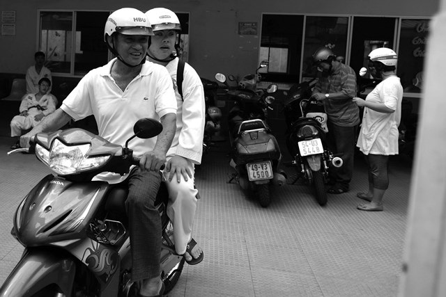 Người cha gần 30 năm đồng hành cùng con bị bệnh Down - 4 Mỗi ngày, ông Mỹ đều chở con đến lớp và theo dõi để hướng dẫn cho con trai
