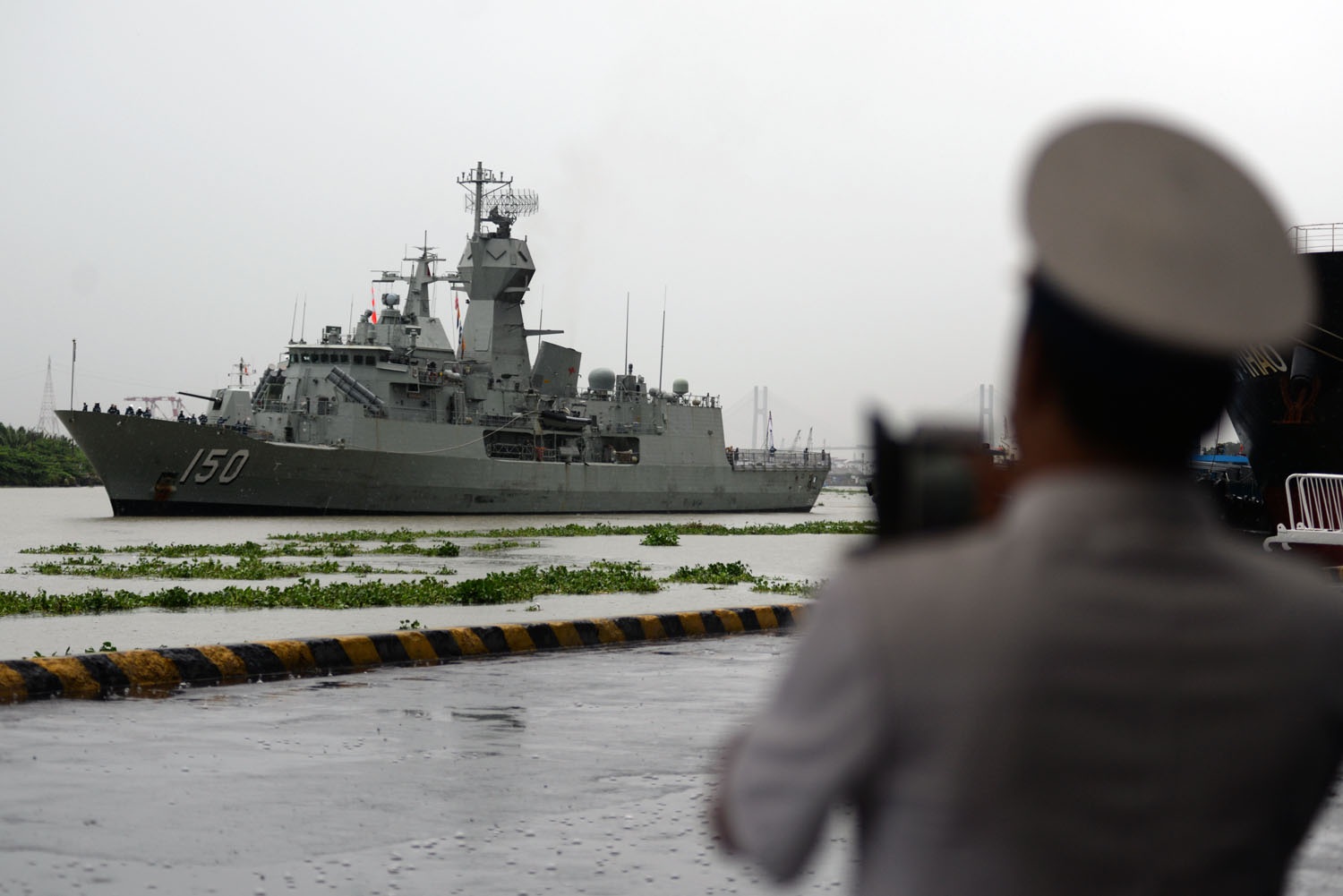 Khám phá tàu chiến Úc đang đậu tại cảng Sài Gòn - 1 Tàu khu trục HMAS Anzac cập bến tại cảng Sài Gòn chiều 30/5