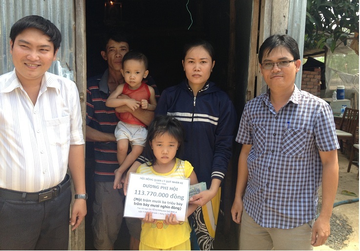Đại diện chính quyền địa phương trao đến gia đình anh Hội sự hỗ trợ của bạn đọc báo Dân trí