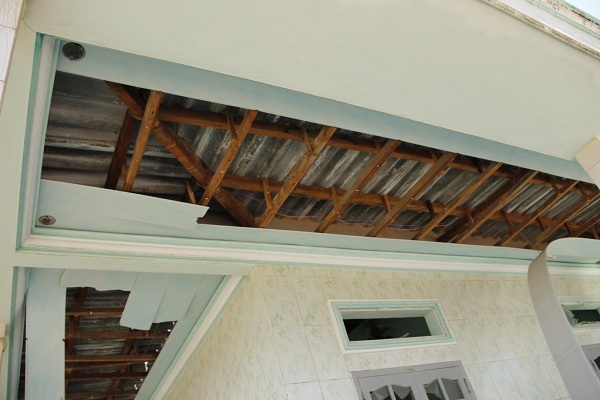 
Các nhà xung quanh cũng bị dư chấn làm sập trần nhà, bể cửa kính
