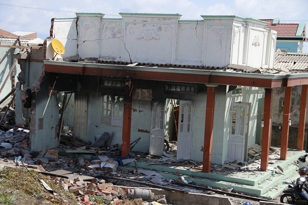 Trên tường còn vết khói nám đen