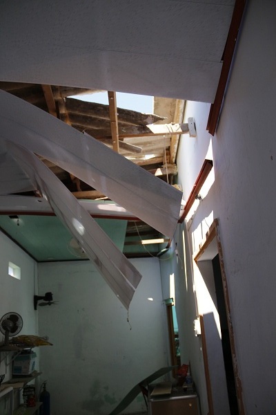 
Mái tôn, trần nhà của nhiều căn nhà xung quanh đổ sập
