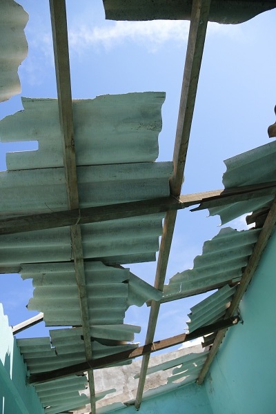 Tấm lợp amiang cũng bị dư chấn làm vỡ nát