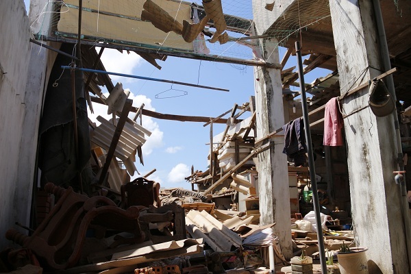 
Chỉ còn vài cây cột trơ trọi đứng vững
