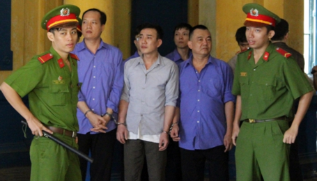 Phiên xử 34 cán bộ hải quan dự kiến kéo dài 20 ngày - 1 Các bị cáo nguyên cán bộ hải quan hầu tòa vì tiếp tay cho buôn lậu