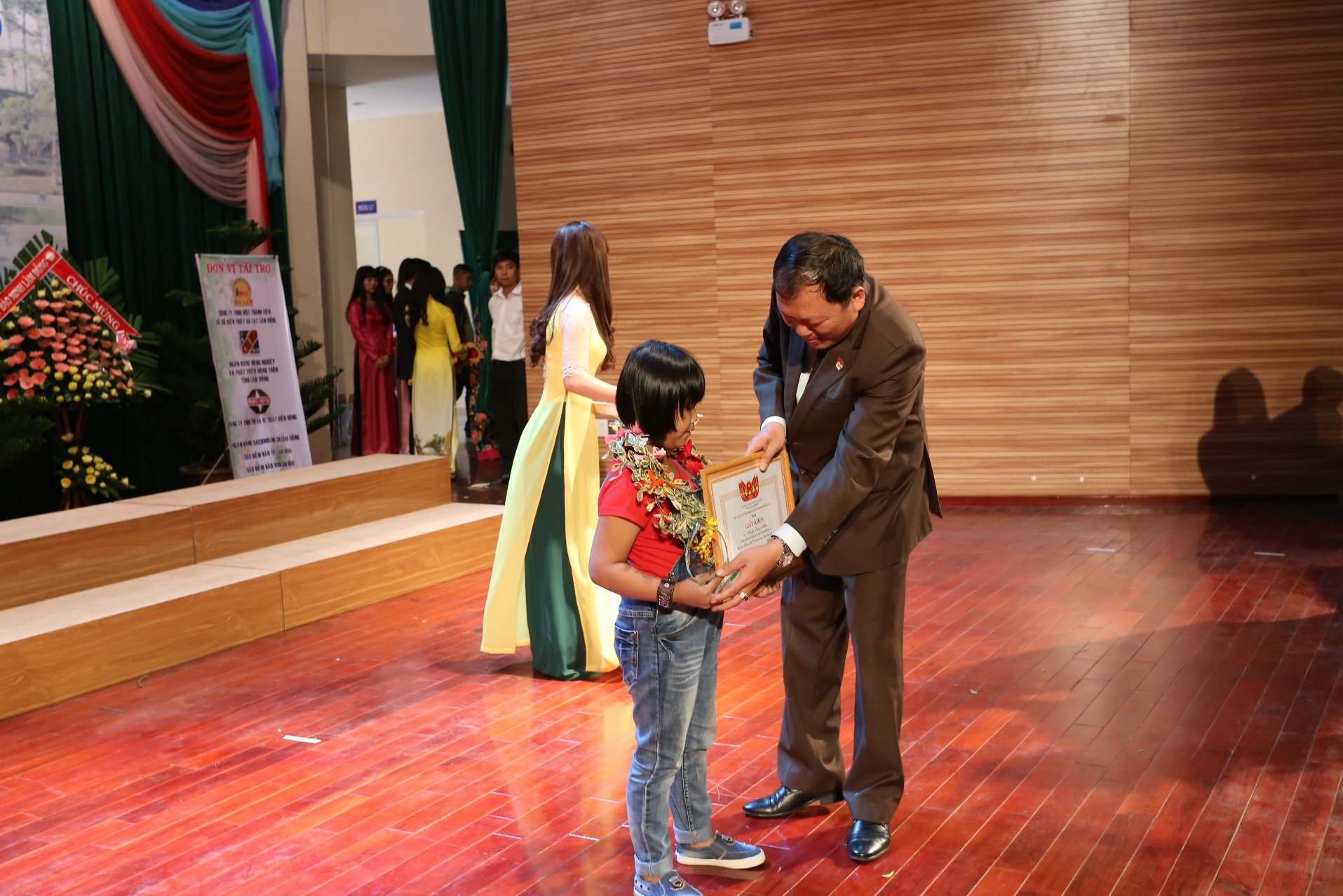 Lãnh đạo UBND thành phố Đà Lạt tặng bằng khen cho tay trống nhí Trọng Nhân