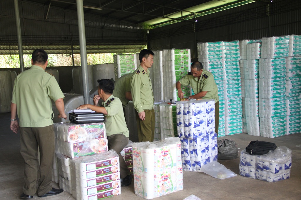 
Cơ quan chức năng đang tiến hành kiểm tra cơ sở sản xuất giấy vệ sinh của gia đình ông Thuyền
