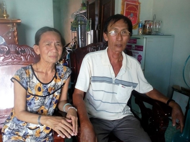 Người đàn ông mang "án oan" nhiễm HIV suốt 19 năm phẫn nộ đi kiện - 1 Ông Khanh và vợ vui mừng sau khi ông thoát “án tử”.