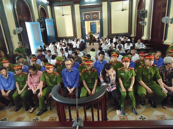 Các bị cáo có mặt tại phiên tòa trước khi khai mạc phiên tòa