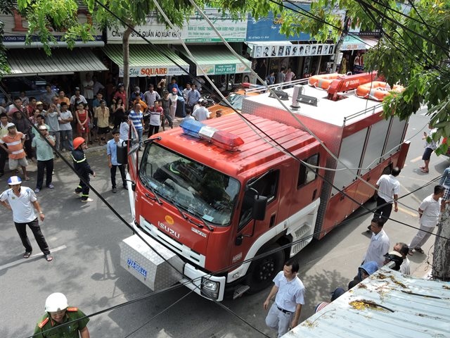 Lực lượng cứu hộ nhanh chóng có mặt triển khai công tác tìm kiếm nạn nhân