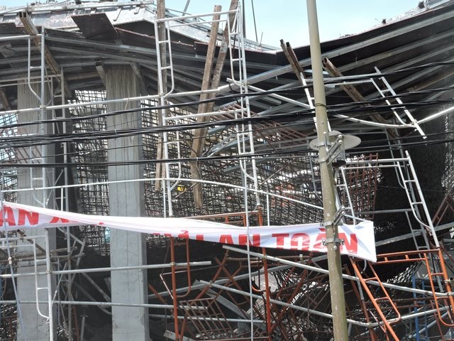 Công trình mới đổ bê tông xong đã bị đổ sập