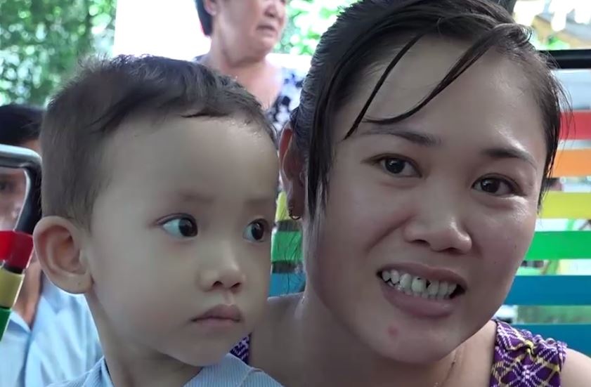 Niềm vui của người mẹ khi đứa con gái nhỏ đã thoát khỏi chứng bệnh nan y