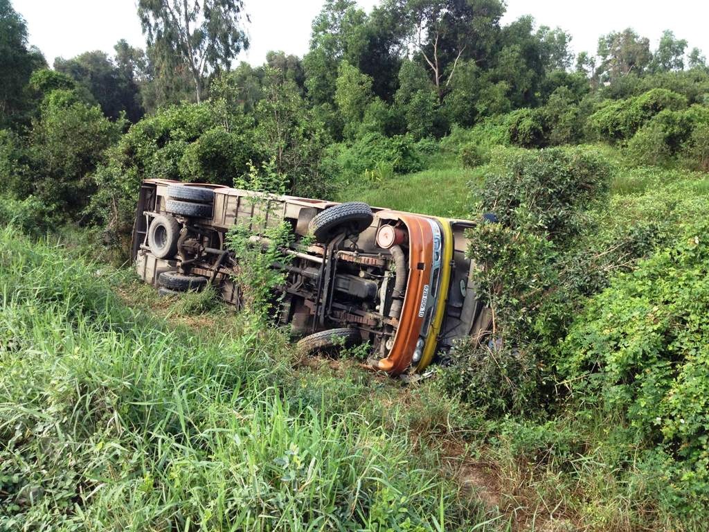 Rất may là ao cạn nước nên hành khách thoát nạn