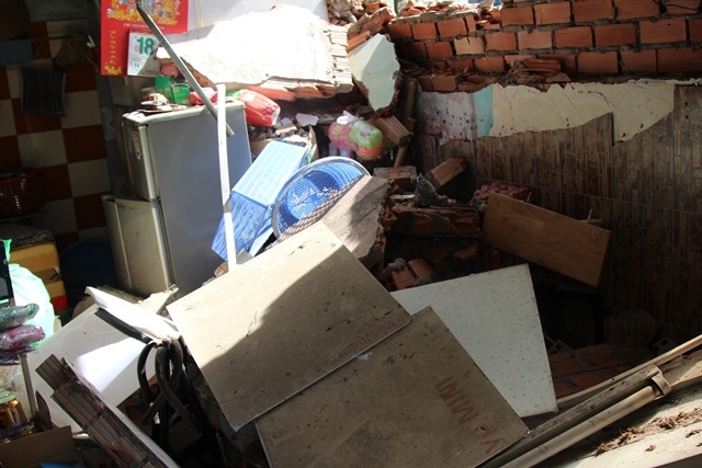 Quán nước bị chiếc xe cẩu tự trôi đâm sập một mảng tường.