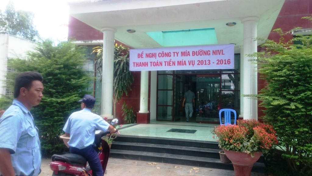 Nông dân căng băng rôn đòi nợ tại công ty