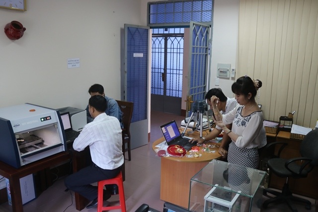 Nữ tướng Đỗ Ngọc Thanh Phương đang kiểm tra chất lượng mẫu vàng