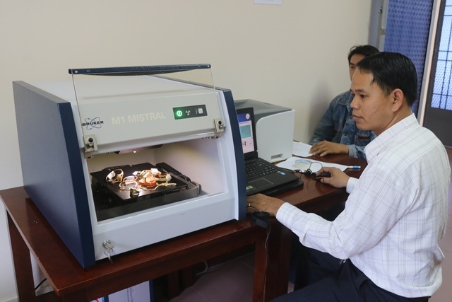 Sử dụng thiết bị để kiểm tra chất lượng mẫu vàng