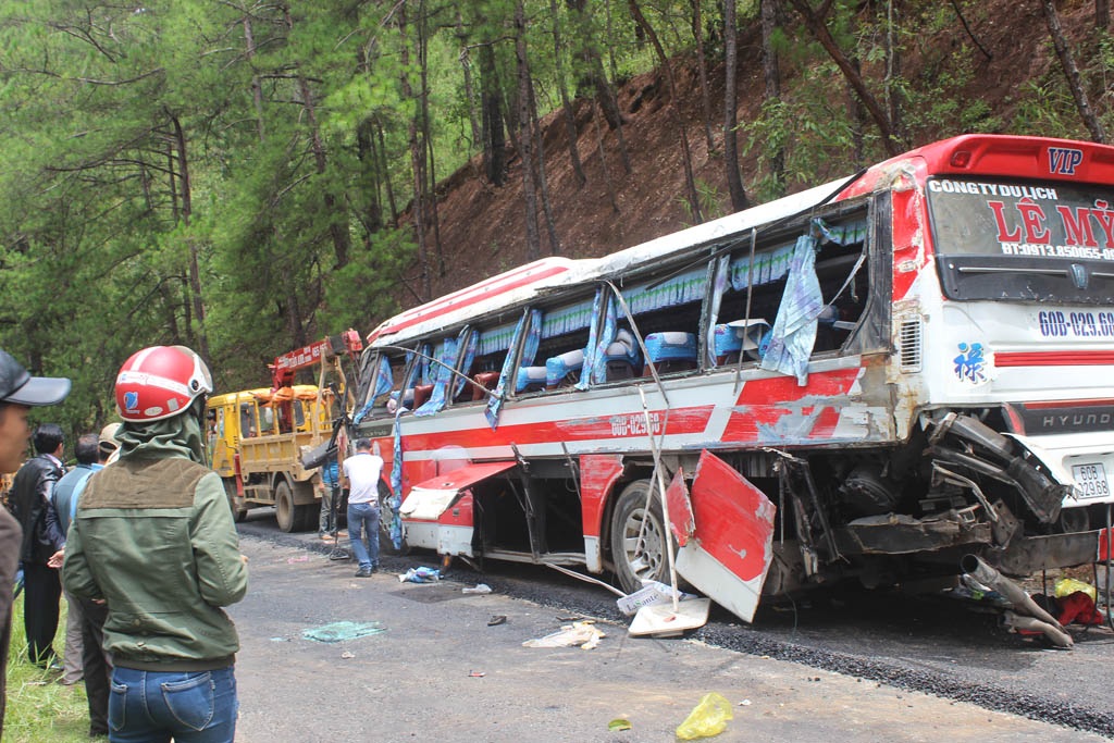 Chiếc xe bị mất thắng sau khi được lật lại bị hư hỏng nặng phần đầu và hông xe