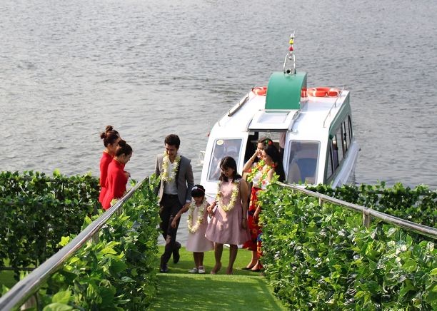 Khách hàng tham quan dự án Opal Riverside bằng cano