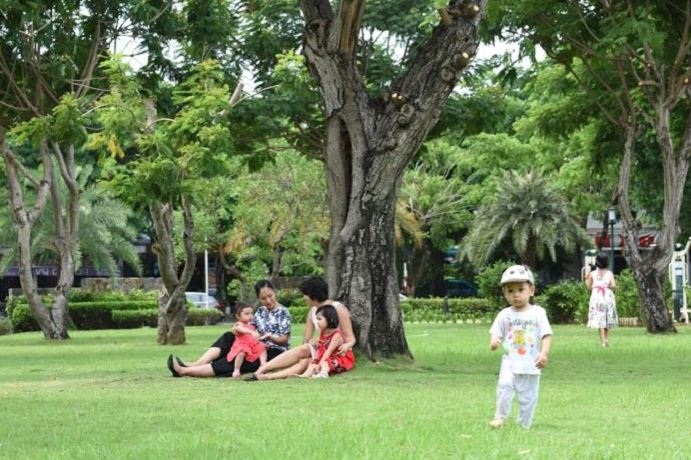 Buổi chiều là thời điểm mọi người đủ mọi lứa tuổi ra công viên đi dạo, nói chuyện, trẻ con vui chơi, các bậc phụ huynh tranh thủ vận động trước giờ cơm tối, hoặc sau giờ cơm tối cả nhà ra đi bộ thư giãn, hóng mát.