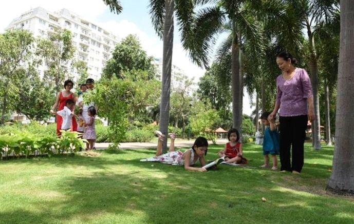 Một khuôn viên thoáng đãng để người già thư giãn hóng gió, một cộng đồng thân thiện chào khi đi, hỏi khi về… mang đến cho người một sự cảm mến về không gian nơi họ thuộc về. Đó chính là sự gắn bó con người với một không gian sống. Và công viên Nam Viên chính là một chất xúc tác khiến người ta cảm mến và gắn bó với nơi mình đang sống nhiều hơn.