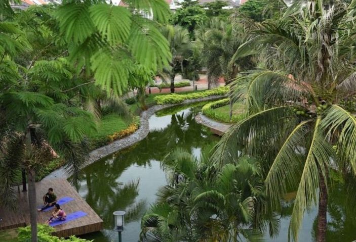 Để duy trì sự ổn định nguồn nước, việc xử lý lòng suối khá công phu. Người ta đổ cát cố định nền đất với chiều cao 2m, sau đó đổ bêtông và cuối cùng trải lớp bạt toàn bộ diện tích dòng suối trước khi cho nước vào. Khi đã đi vào hoạt động, nguồn nước được xử lý theo phương pháp sinh học bằng một số loại cây thủy sinh như bèo, lục bình cùng một số loại cá như diêu hồng, chép...