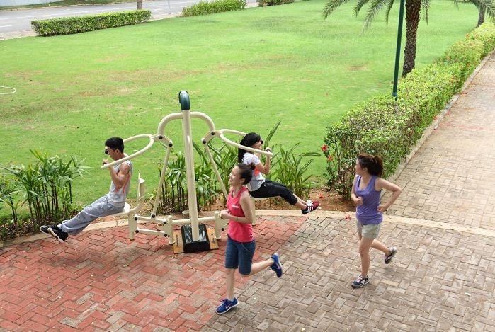 Ở công viên còn được lắp đặt hệ thống tập thể ngoài trời với gồm 10 thiết bị tập thể dục giúp cư dân có nhiều lựa chọn về loại hình vận động, rèn luyện sức khỏe khi đến công viên