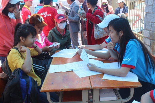 Sinh viên tình nguyện đang tư vấn cho các thí sinh trong kỳ thi tốt nghiệp THPT 2015 tại Đà Lạt