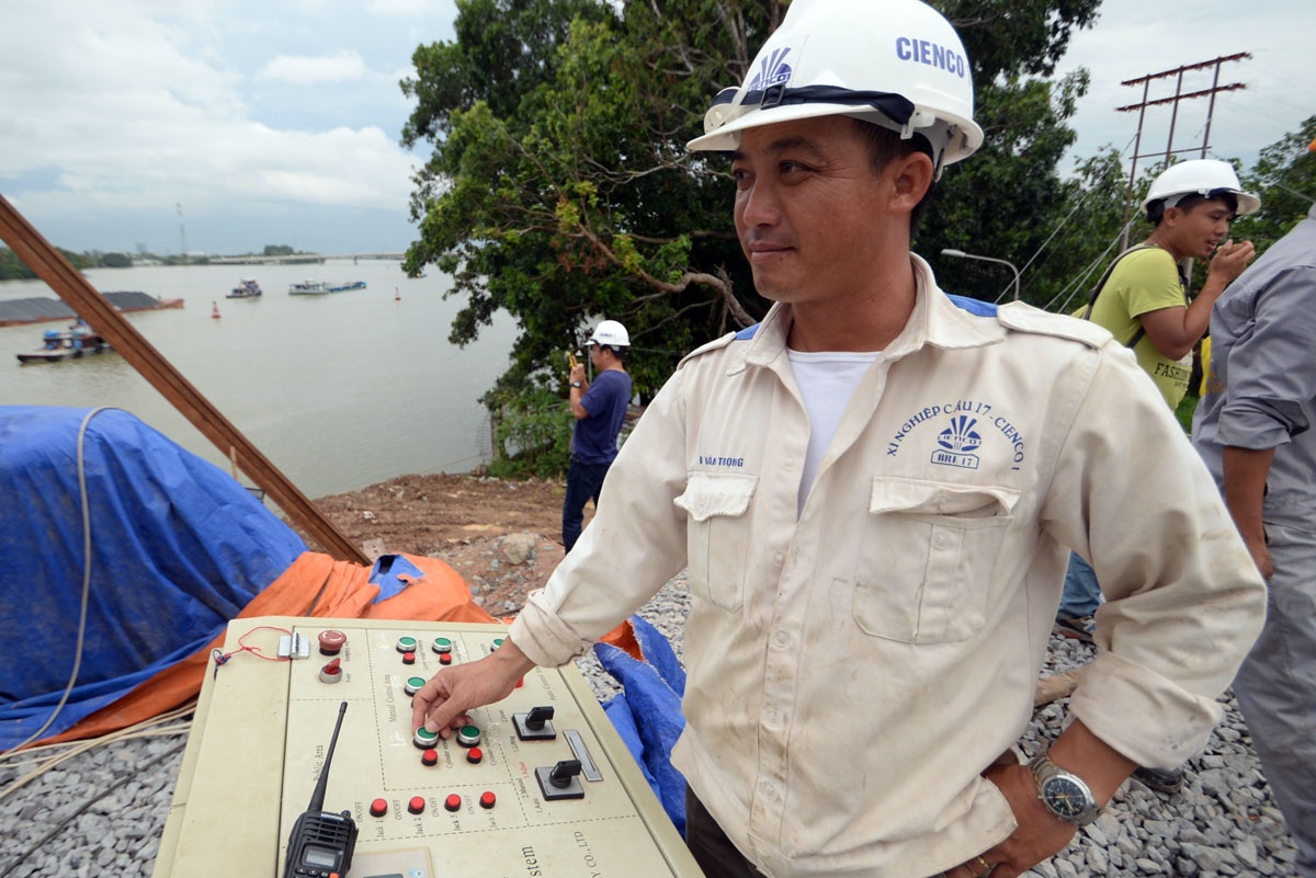 Những công việc cuối cùng trước giờ thông tàu cầu Ghềnh - 11 Một kỹ sư sử dụng các thiết bị hiện đại điều khiển tại công trường