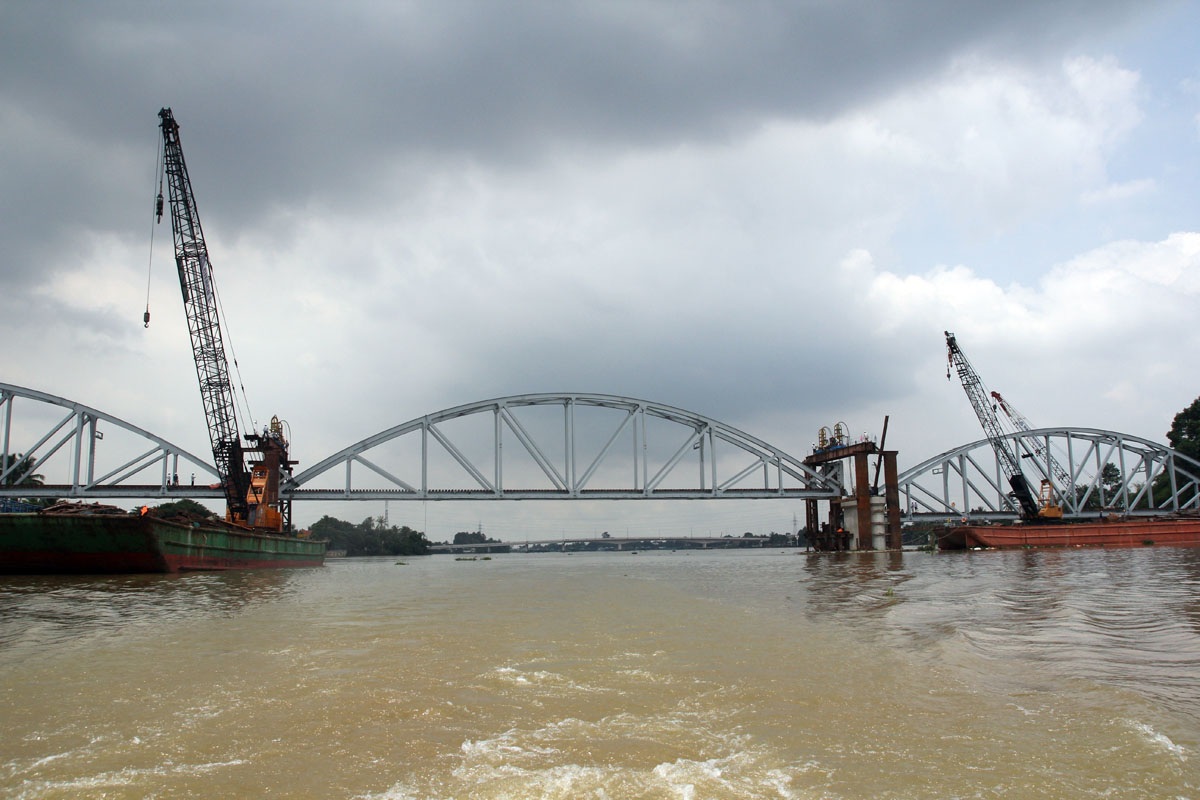 Sau 3 tháng gấp rút thi công, cầu Ghềnh đã hoàn thiện và chuẩn bị đưa vào hoạt động