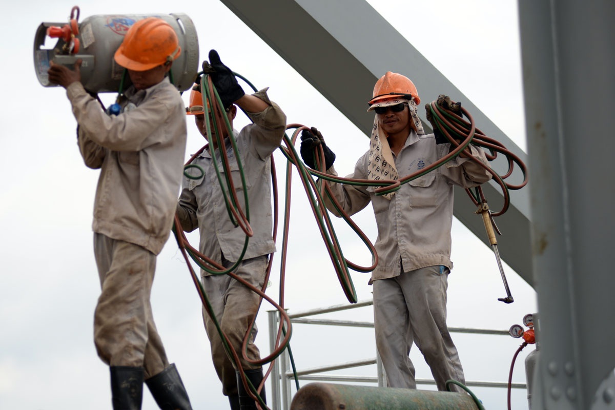 Những công việc cuối cùng trước giờ thông tàu cầu Ghềnh - 5 Ba nhịp cầu do ba đơn vị thi công và đều bắt nhịp đúng tiến độ thi công