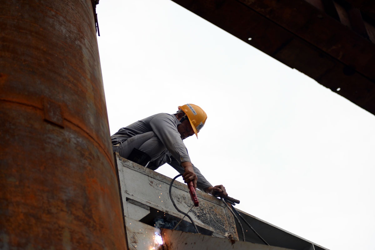 Những công việc cuối cùng trước giờ thông tàu cầu Ghềnh - 6 Công nhân hàn lại các mối nối chắc chắn đảm bảo an toàn khi sử dụng