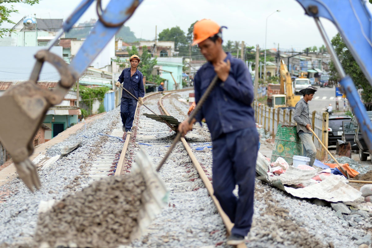 Những công việc cuối cùng trước giờ thông tàu cầu Ghềnh - 7 Thanh ray đường sắt ở đường dẫn lên cầu cũng được thi công, sửa sang lại