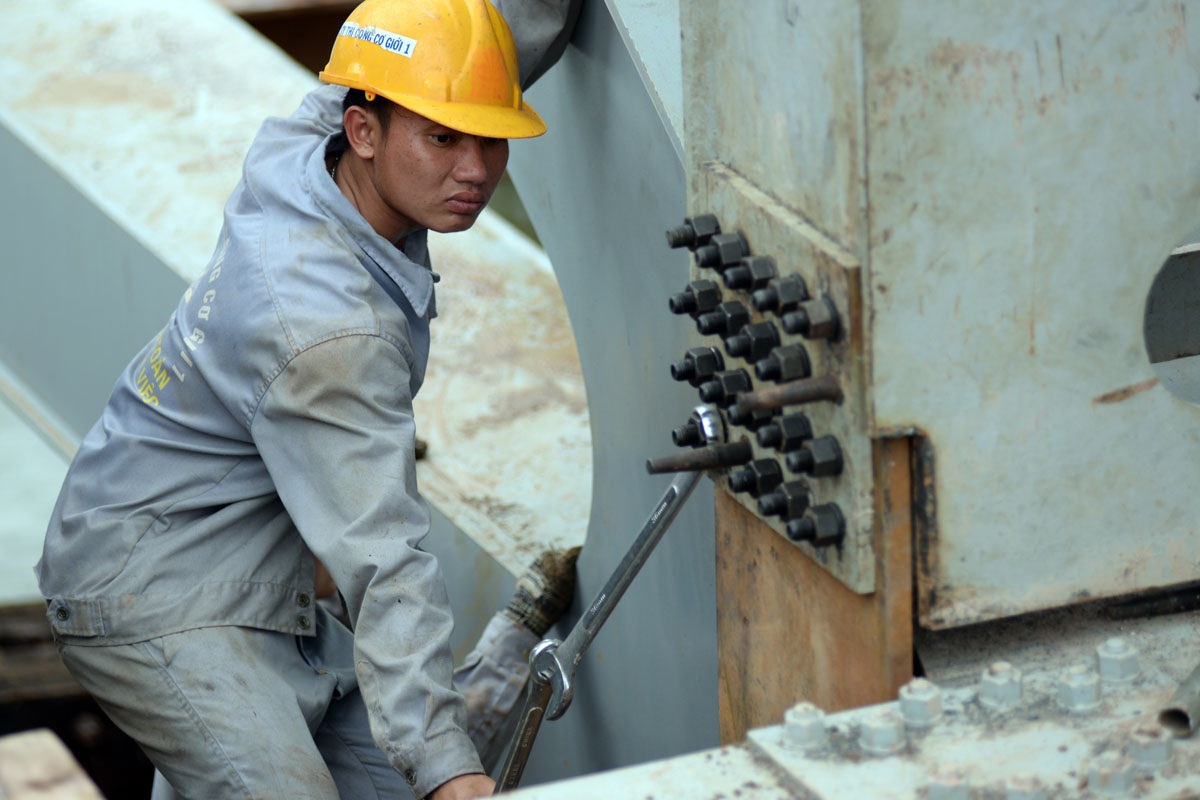 Những công việc cuối cùng trước giờ thông tàu cầu Ghềnh - 8 Từng bulong, ốc vít trên cầu được kiểm tra kỹ lưỡng trước khi cho tàu chạy qua