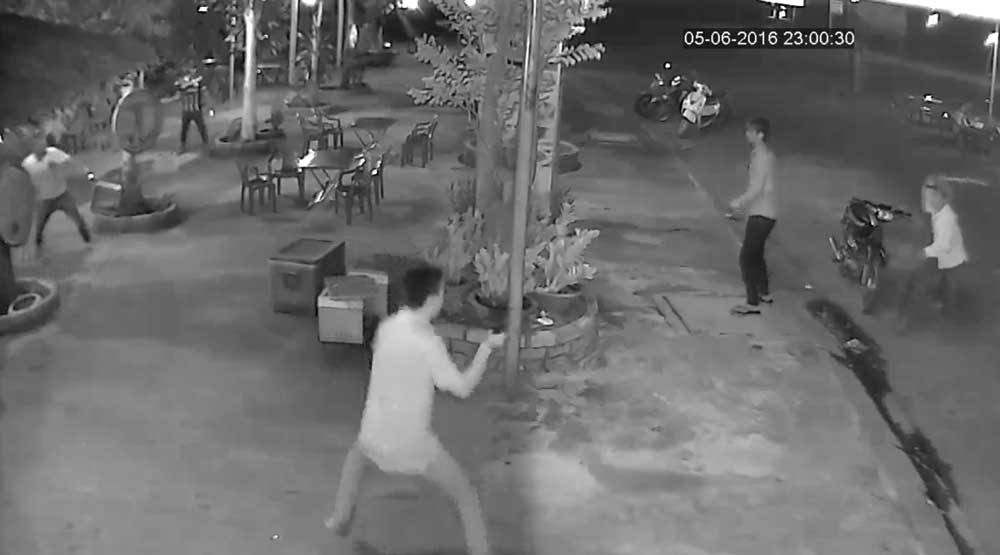 Bắt giữ 2 nghi can truy sát chủ quán nhậu trong đêm - 1
Hình trích xuất do công an huyện Bến Lức cung cấp