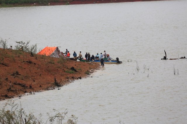 Lực lượng cứu hộ đang tích cực tìm kiếm các nạn nhân bị mất tích trên hồ