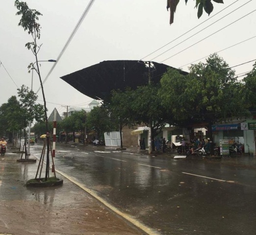 Mưa gió, lốc xoáy "quần thảo tanh bành" ở Biên Hòa - 3 200m2 mái tôn bị cuốn lên trời rồi treo lơ lửng trên đường dây điện trung thế