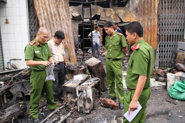 Vụ cháy khiến 4 người chết: Nguyên nhân cháy là do chập điện - 1 Lực lượng chức năng có mặt khám nghiệm hiện trường vụ cháy