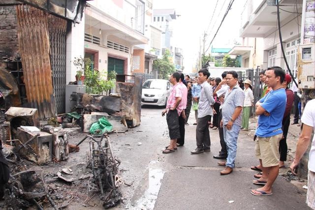 Vụ cháy khiến 4 người chết: Nguyên nhân cháy là do chập điện - 3 Người dân tập trung tại hiện trường vụ cháy