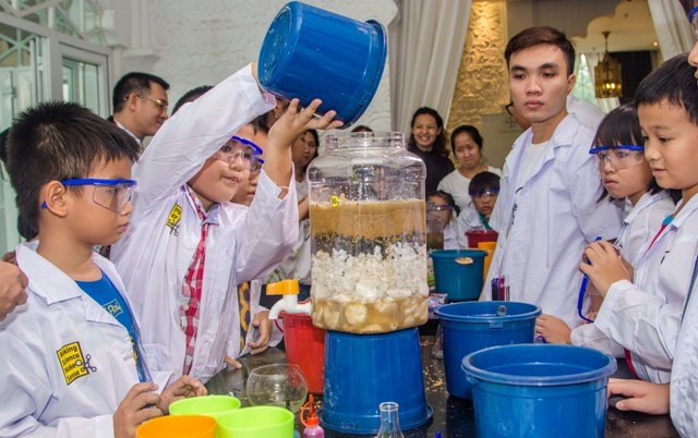 Các em nhỏ được hướng dẫn thực hiện các thí nghiệm khoa học thường thức