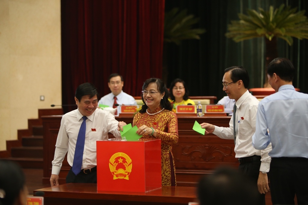 Ông Nguyễn Thành Phong tái đắc cử Chủ tịch UBND TPHCM - 1 Các đại biểu bỏ phiếu tại hội trường