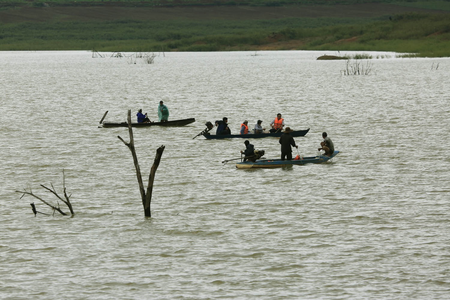 Lực lượng cứu hộ đang tích cực tìm kiếm các nạn nhân còn lại