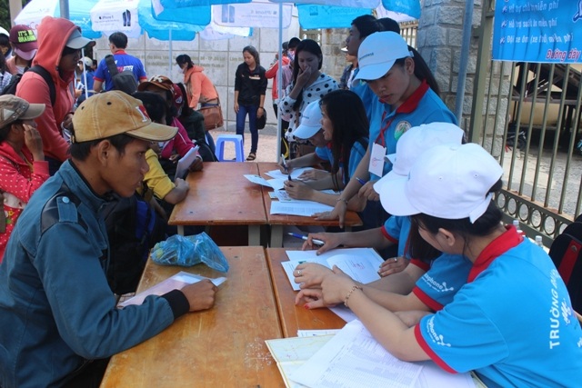 Sinh viên tình nguyện Đà Lạt đang hướng dẫn cho thí sinh và người nhà thí sinh