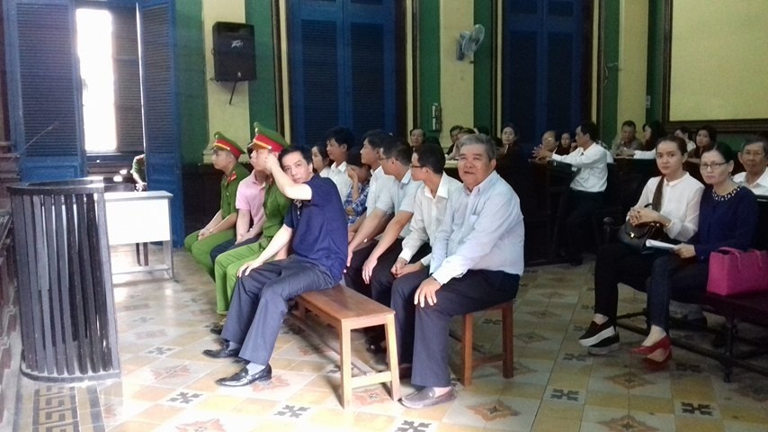 Tổng giám đốc VN Pharma buôn lậu 9.300 hộp thuốc chữa bệnh ung thư - 1 Các bị cáo tại tòa ngày 29/6