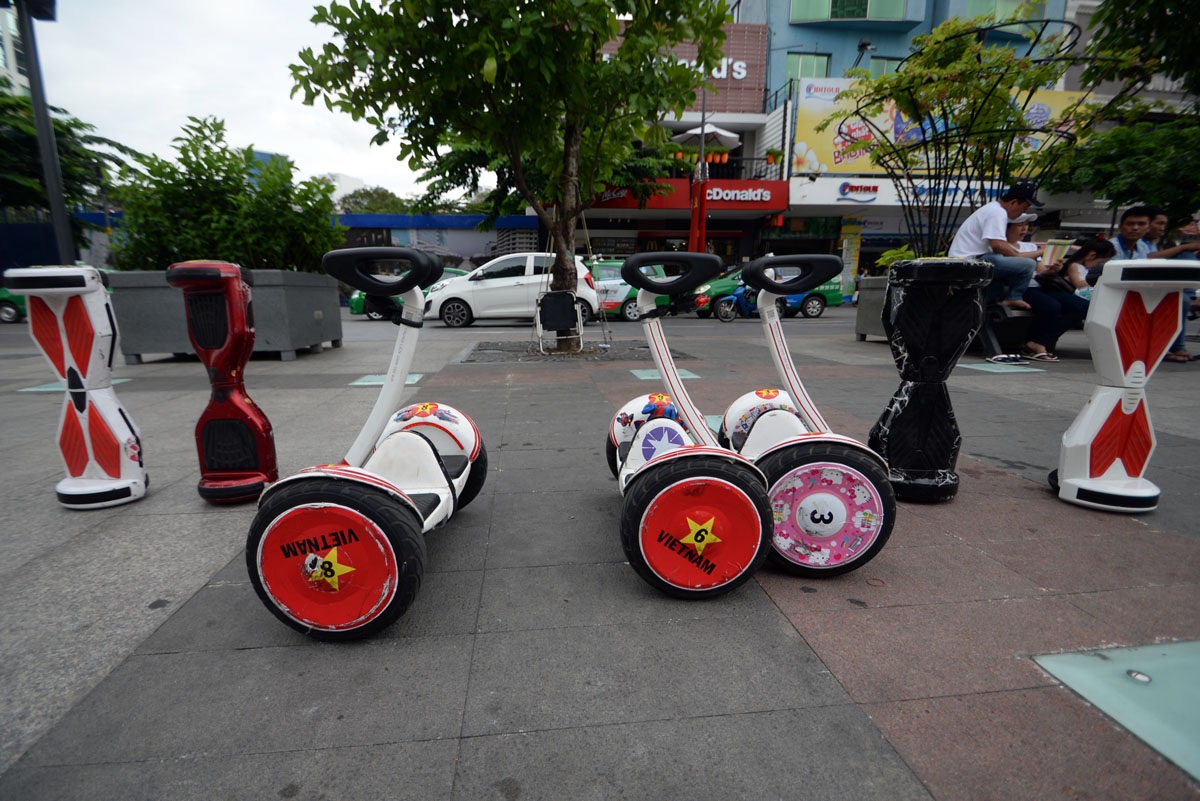 Khách Tây thích thú chơi xe điện trên phố đi bộ Sài Gòn - 10 Những chiếc xe điện được trang trí và đánh số để tránh thất lạc