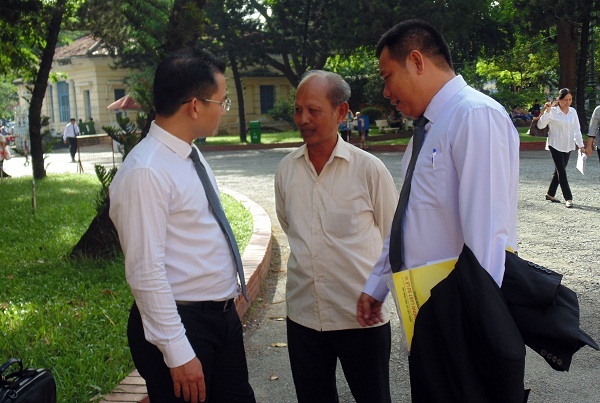 Ông Võ Văn Kỷ trao đổi với luật sư.