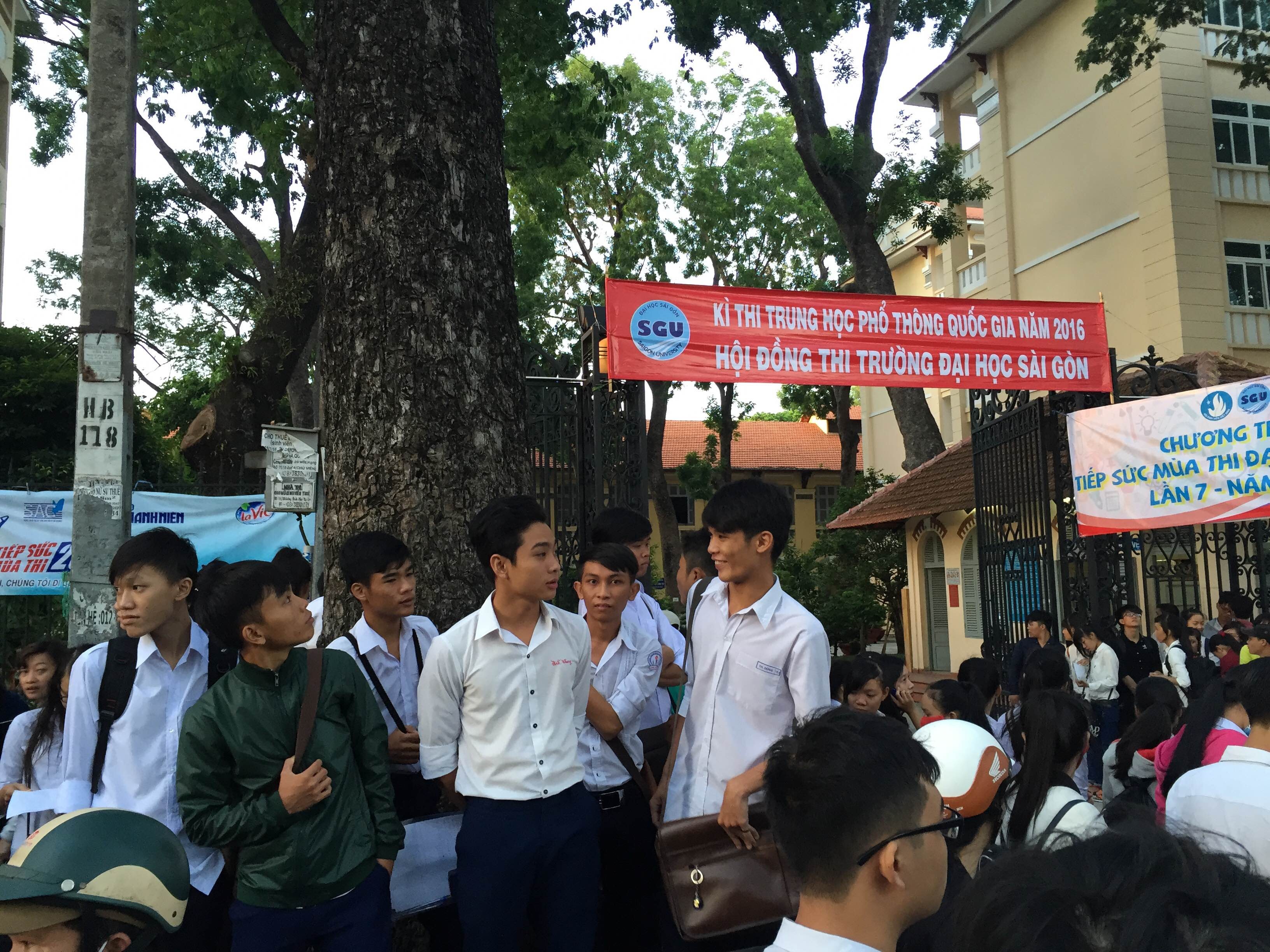 Từ 5h sáng, tại điểm thi Đại học Sài Gòn đã có rất đông thí sinh và phụ huynh